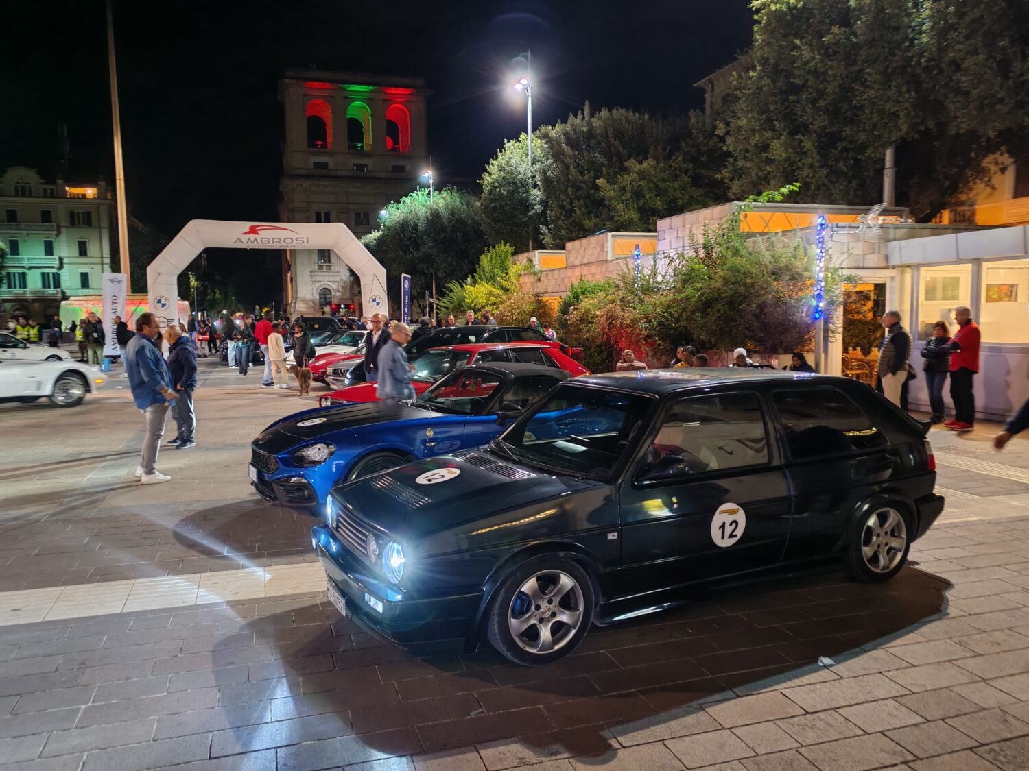 In corso Tacito e piazza Tacito le auto storiche che partecipano alla Supercarslot